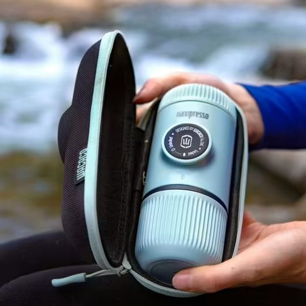 Портативная эспрессо-кофеварка Wacaco Nanopresso голубая с чехлом WNANOBLUE фото